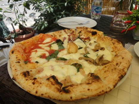 Pizza in Napoli at an open air cafe