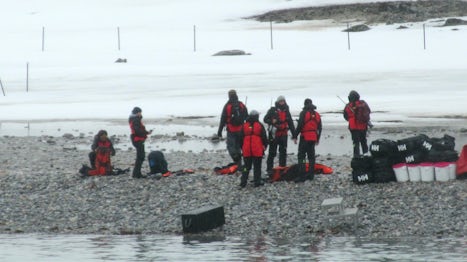 The Expedition Team set up a safe area at Gravneset in Magdalenafjorden, with emergency supplies as well as their rifles.