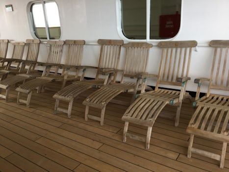 How can anyone sit on these wooden loungers without covers/pads? We asked s