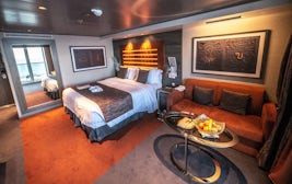 Yacht Club luxe suite