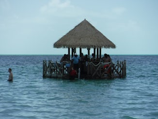 Floating bar Coco Cay