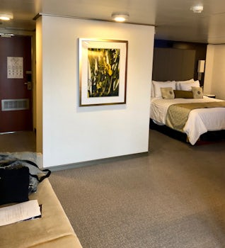 INTERIOR SUITE ENTRANCE (L) AND QUEEN BED (R)