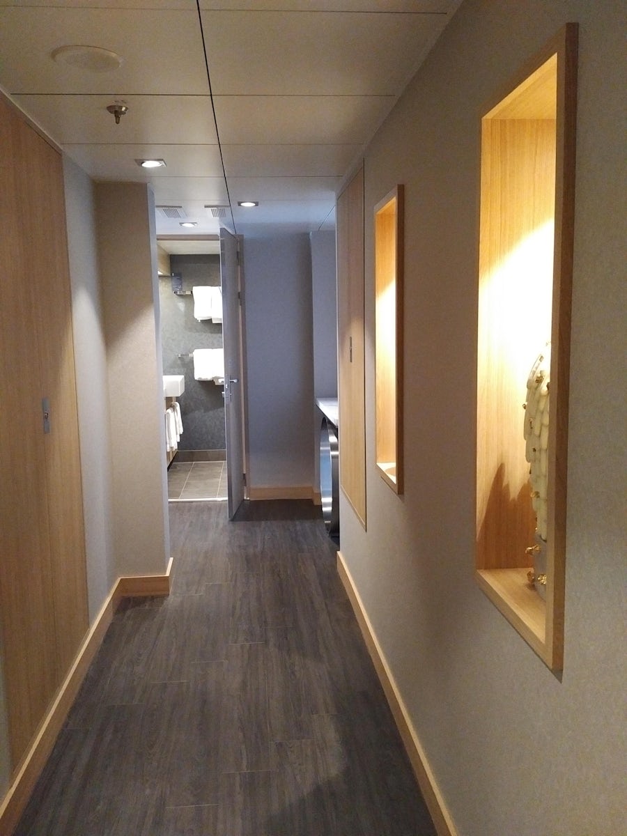 Crown Loft suite - room 1702 - You get an extra hallway because it's next to the kitchen at Coastal Kitchen. Extra space but you can hear the noise a little bit from the kitchen as they work at nights