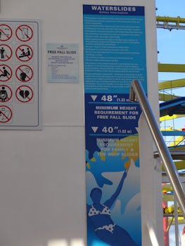 Sign showing the minimum height for the watersides.