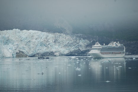 Margerie Glacier compared to another cruise ship
