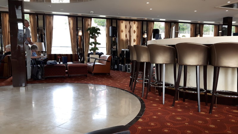 The main bar/lounge; out dated decor, no atmosphere, poor entertainment in