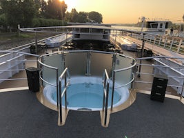 Avalon Vista - Whirlpool (Top Deck)