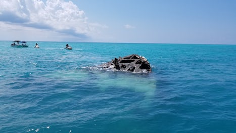 Snorkle ship wreck....kayak view from excursion.
