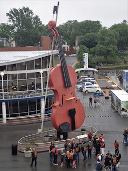 World's largest fiddle in Sydney