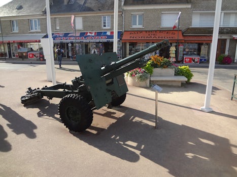 Artillery piece [25-pounder] sitting outside the museum (Musée du Débarqu