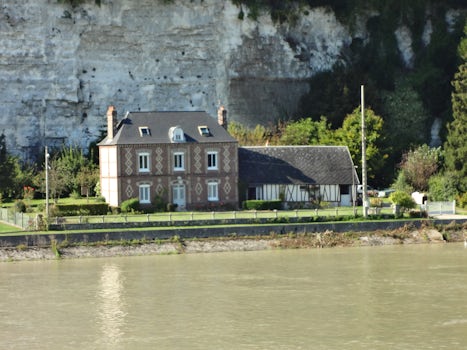 homes along the Seine river heading towards Vernon