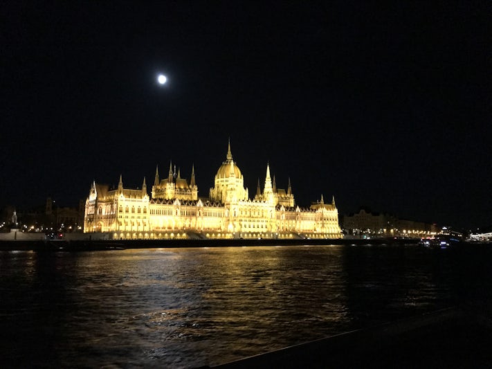 Evening cruise to see city ligh To of Budapest