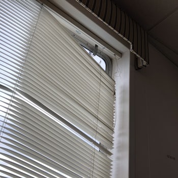 Broken blinds in Chesapeake room