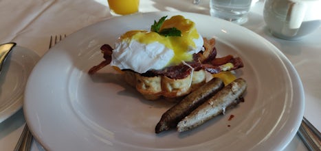 Egg Benedict on waffles with sausages (MDR breakfast - daily features, Sain