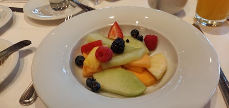 Fruit plate with berries (MDR breakfast, disembarkation day)