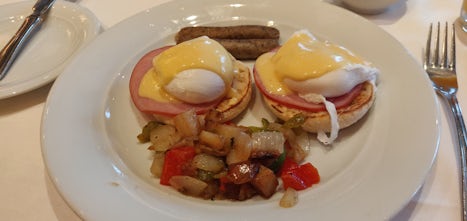 Egg benedict with ham (MDR breakfast, disembarkation day). No daily feature