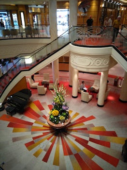 QM2, grand lobby