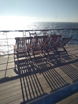QM2, promenade deck