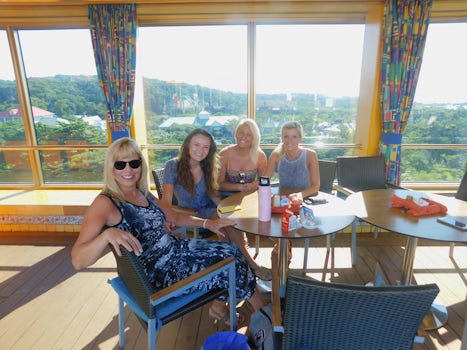 We loved breakfast on the pool deck mornings. Incredible views. Perfect Ser