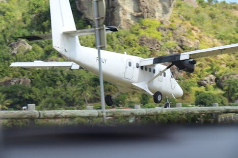 Picture from the road of a plane landing in St Barts