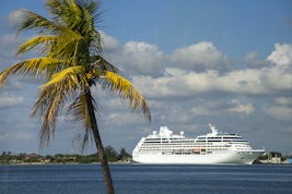 Sirena anchored at Cienfuegos, Cuba