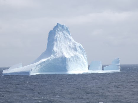 Gorgeous iceberg - 450+ feet tall!
