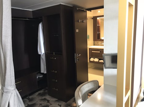 Changing room / Dressing area of Palace Suite 13518
