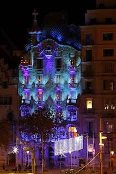 If you stay late in Barcelona, you can see Casa Batllo lit up, and change c