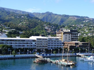 Hotel Tiare Tahiti is next to the tall building on the right. Gtreat locati