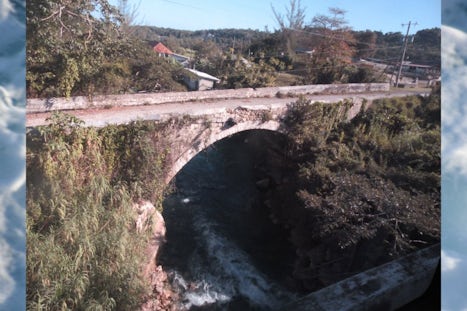 The old highway bridge crossing one of the eight rivers in Ocho Rios. Legen