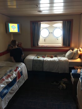 R20 porthole room with two twin beds