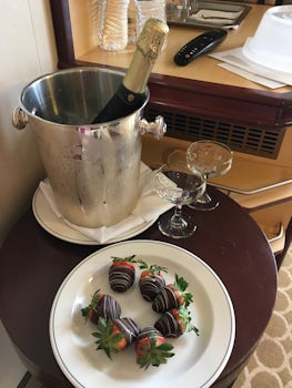 Champagne & Strawberries delivered to the room as part of my Enclave pkg fr