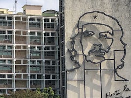 An image of Che Guevara decorates the exterior of a government building in 