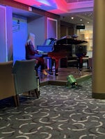 Pianist in Aperitif bar