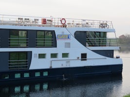 Monarch Countess, docked, showing the Gate 1 logo.