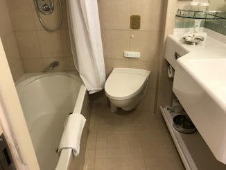 good sized bathroom, great tub