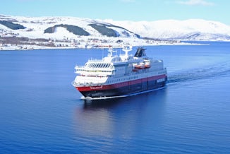 MS Polarlys approaches Sortland