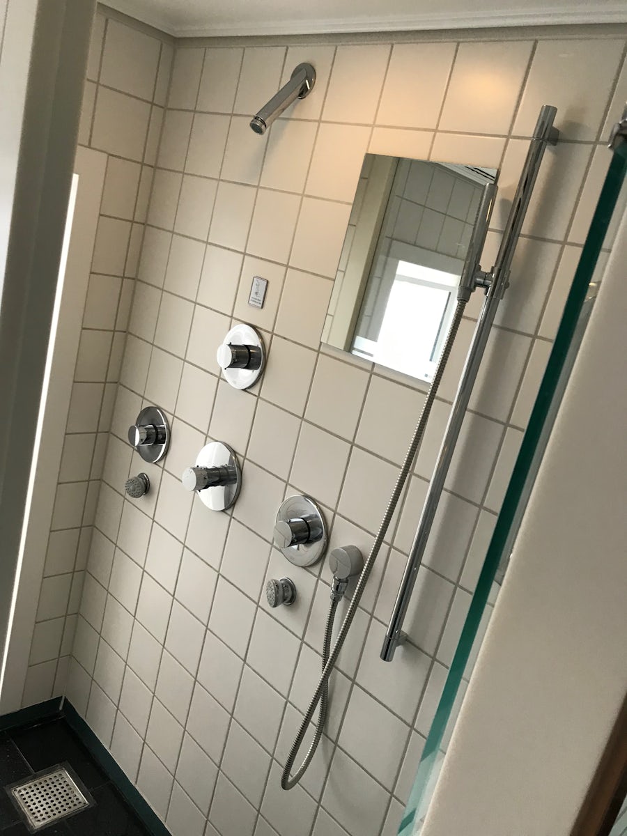 Main Bed/Bath Room, shower