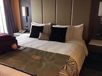King Size bed in Neptune Suite 7142 - Holland Westerdam