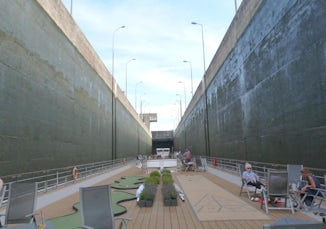 Sundeck as the Delling goes through a lock.
