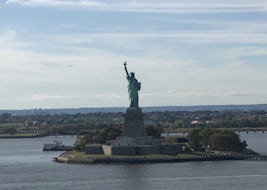 Sailing away from port in Manhattan - Lady Liberty 