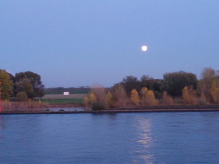Full moon on the Rhine