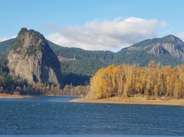 One of our sunny days, cruising up the Columbia toward Bonneville Dam.