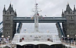 The Tower Bridge opens at 5 pm at fridayafternoon