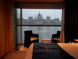 The cabin, with a view of the parliament building in Budapest