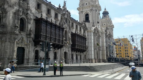 I like to visit antique churches...Lima Cathedral started in 1542....absolu