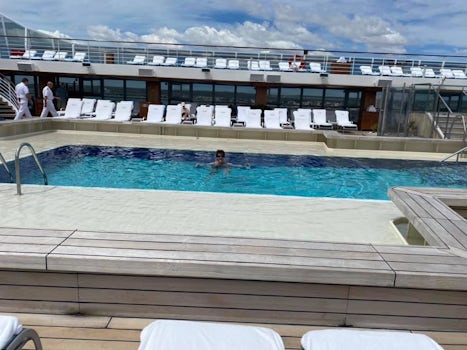 Pool/sun deck area - Oceania Marina