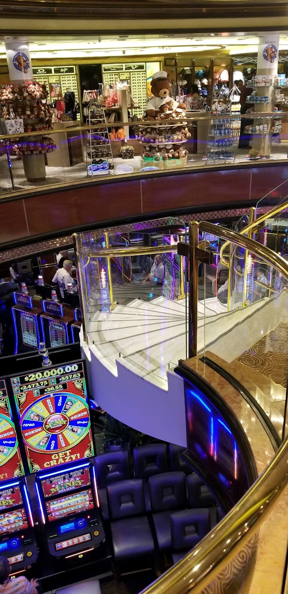view from deck 7 middel floor, down to Casino on Deck 6