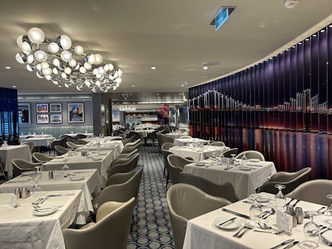 American Icon restaurant - lacked the wow factor usually associated with cruise ships of multi-level restaurants