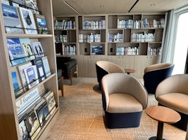 Cozy library in a nook adjacent to Panorama Lounge.